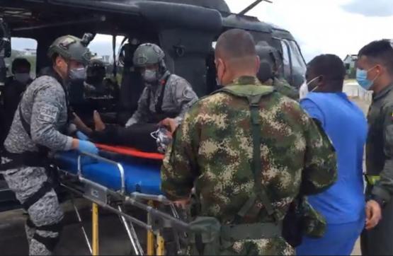 Enfermeros de combate de las Fuerzas Militares salvan la vida a dos indígenas heridos por mina antipersonal