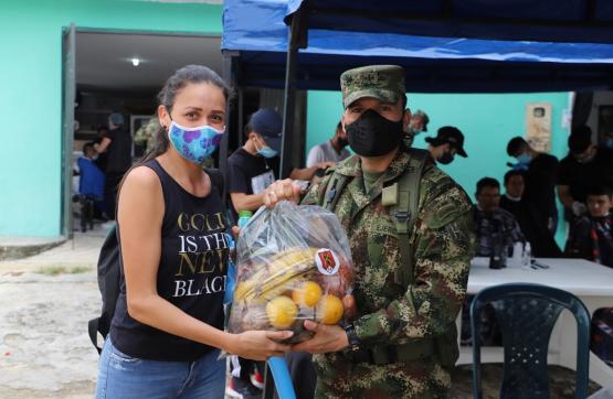 Cumpliendo los protocolos de bioseguridad, soldados llevaron bienestar a la comunidad de El Playón, Santander