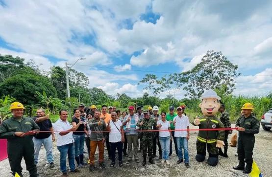 Mejorando caminos, mejorando vidas: Ejército Nacional apoya la construcción de placa huella en zona rural de Apartadó, Antioquia