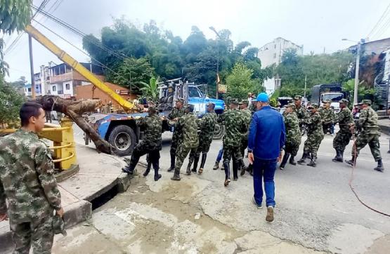 Soldados del Ejército Nacional acuden al llamado de auxilio de la población afectada por la ola invernal