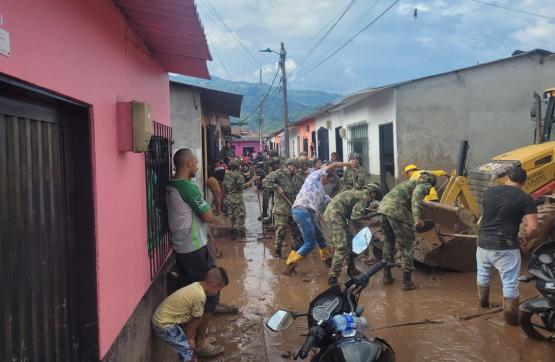 Los soldados del Ejército Nacional atienden la emergencia invernal en Supía, Caldas