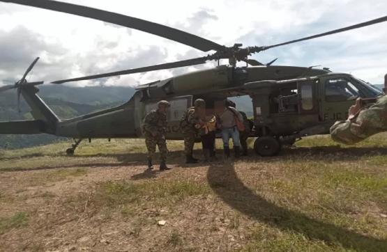 Ejército Nacional brinda apoyo humanitario a familia amenazada por el Clan del Golfo, en Antioquia