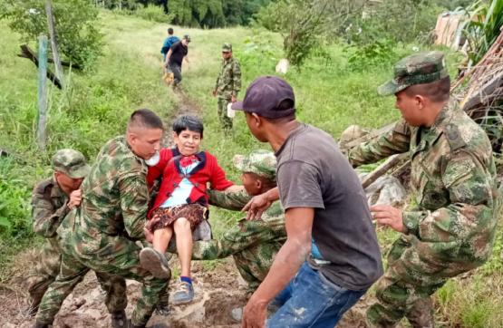 Ejército Nacional brinda apoyo a familias damnificadas por ola invernal en Cundinamarca 