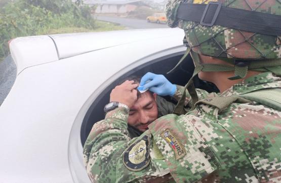Soldados del Ejército Nacional brindan primeros auxilios, a 2 personas tras accidente de Transito  