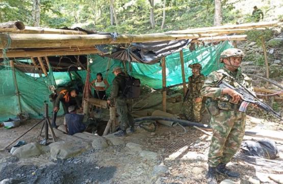 Ejército Nacional captura a ocho por explotación ilícita de yacimientos mineros en Caldas