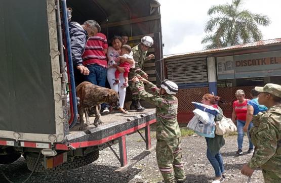 Ejército apoya con una unidad militar especializada en atención y prevención de desastres durante emergencia en Rosas, Cauca