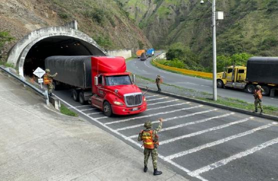 Soldados del Ejército Nacional continúan patrullando las vías del Valle del Cauca 