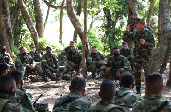 El general Mauricio Zabala reza el Padre Nuestro con sus soldados en Arauca