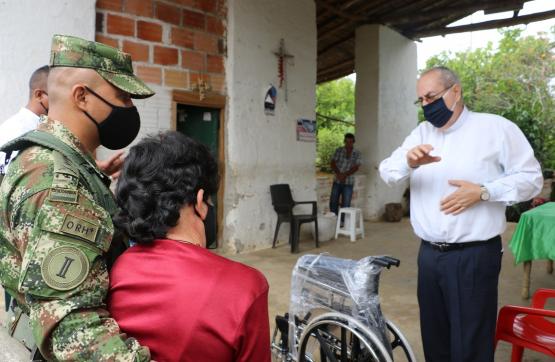 Con la entrega de una silla de ruedas, soldados benefician a más familias en Santander
