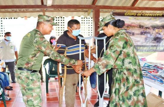 Ejército Nacional entregó kits escolares y útiles de aseo en Barrancas, La Guajira