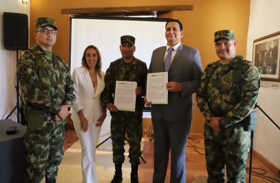 Ejército Nacional y Jardines La Colina firmaron acuerdo en un trabajo mancomunado por el medio ambiente