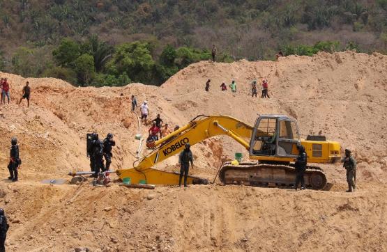 Ejército y Policía neutralizan maquinaria para la explotación ilícita de yacimientos mineros, en el sur de Bolívar 