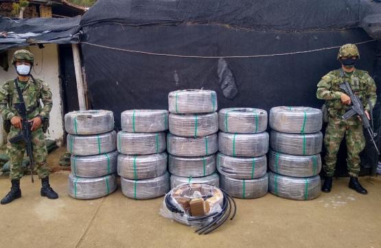Ejército Nacional incautó al GAO residual 440 kilogramos de marihuana camuflada en rollos de manguera