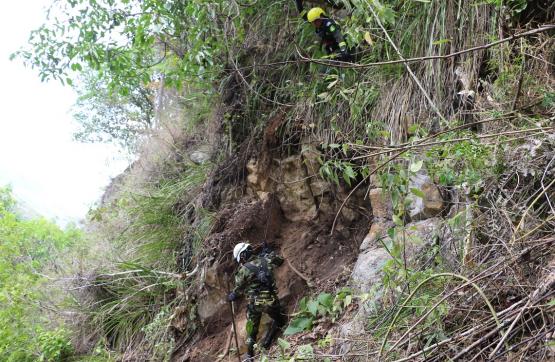 Ingenieros Militares removieron material rocoso que representaba un riesgo sobre vía de Santa Bárbara en Santander