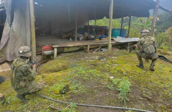 Ejército Nacional desmantela 4 laboratorios de producción de pasta base de coca del GAO Clan del Golfo, en Chocó