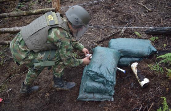 Soldado realizan la destrucción controlada de artefactos explosivos instalados por GAO ELN