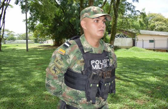 El soldado Rendón recibe título de abogado mientras sirve a su patria 