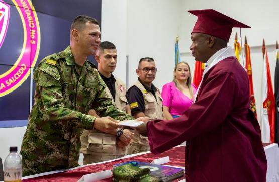 Soldados del Batallón de Desminado Humanitario No.5 recibieron el título de bachiller