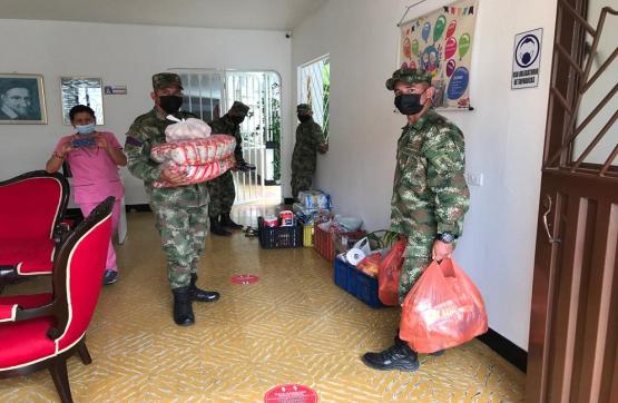 Soldados del Ejército Nacional, padrinos del hogar geriátrico La Milagrosa de Neiva, Huila  