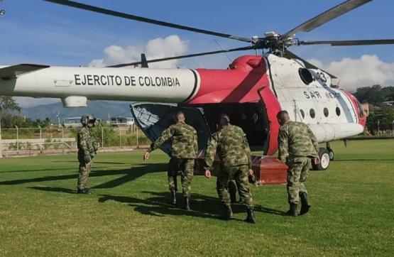 En helicóptero del Ejército fueron trasladados hasta Cauca cuerpos de familia indígena