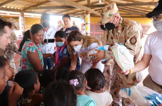 Ejército Nacional y la Fundación Finsocial entregan regalos en Punta Gallinas, La Guajira