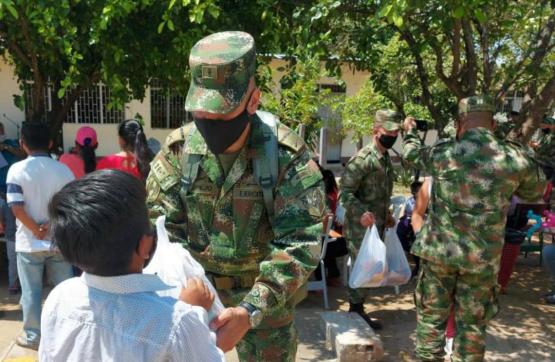 Ejército Nacional y Liceo Moderno Freinet entregaron ayudas humanitarias a indígena del Tolima