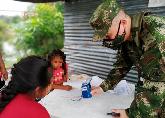 Ejército entrega 100 radios solares a NNA para sus clases académicas en Puerto Carreño, Vichada