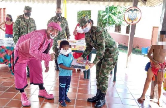 Cabo indígena Wayúu del Ejército Nacional trabaja por su comunidad en La Guajira