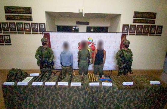 Tres integrantes del GAO-r Estructura Primera se entregaron voluntariamente al Ejército en Guaviare