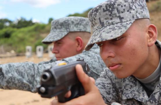 Entrenamiento que motiva a jóvenes soldados