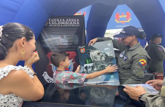 Junto a los habitantes del centro de La Dorada, Caldas se conmemoró los 104 años de la Fuerza Aeroespacial Colombiana