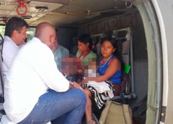Fuerza Aérea transporta en helicóptero a niños indígenas en grave estado de salud hasta Quibdó