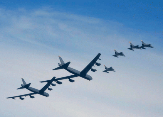 Aviones de bombardeo estratégico de Estados Unidos entrenan con aeronaves de combate de la Fuerza Aérea Colombiana