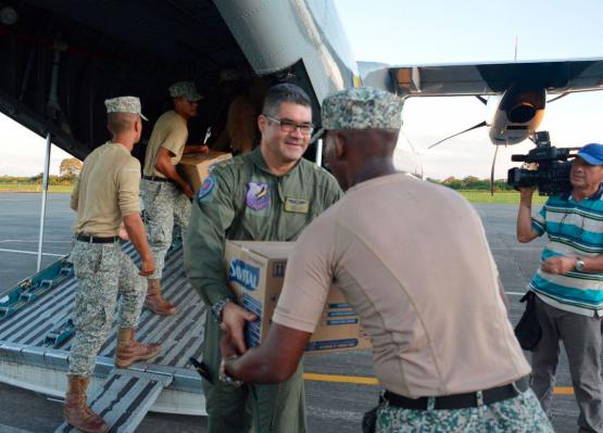 Ayuda humanitaria para Tumaco es transportada por aviones de la Fuerza Aérea Colombiana