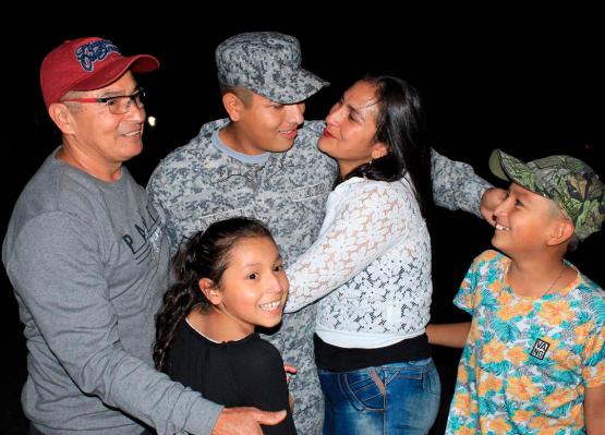 Soldados de la Fuerza Aérea disfrutando el 31 de diciembre con sus familias, en Yopal
