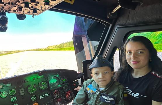 Tocando el cielo: el emotivo vuelo del pequeño Samuel en un Simulador de Helicóptero