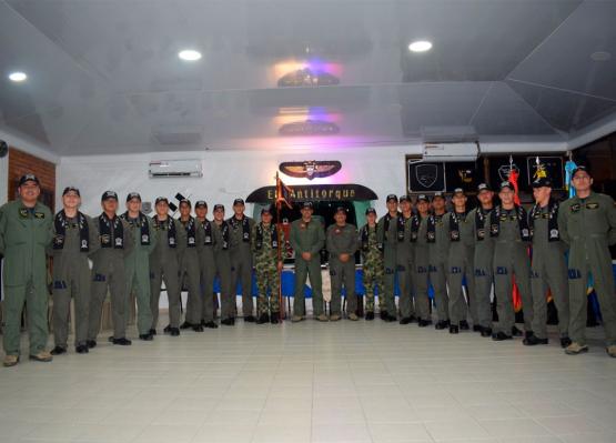 Alumnos de vuelo de la Fuerza Aérea se preparan para surcar el cielo con poderosas aeronaves 