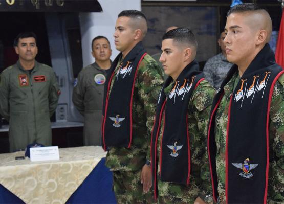 Oficiales entrenados para ser pilotos de helicópteros, realizan ceremonia de ‘Bendición de Bufandas’ 