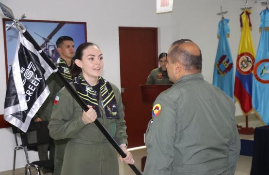 Seis alumnos chilenos, recibieron la anhelada bufanda de vuelo