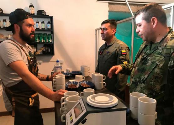 Fuerza Aérea acompaña la inauguración de un laboratorio de calidad de café en La Herrera