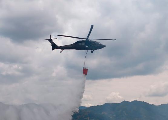 Helicóptero de la Fuerza Aérea apoya extinción de incendio en el Retiro