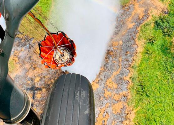 Incendio en Cereté es atendido con equipo Bambi Bucket de la Fuerza Aérea