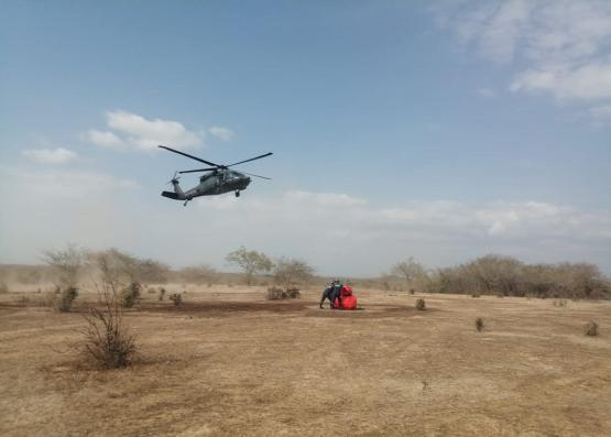 Con sistema Bambi Bucket la Fuerza Aérea Colombiana controla incendio en La Guajira