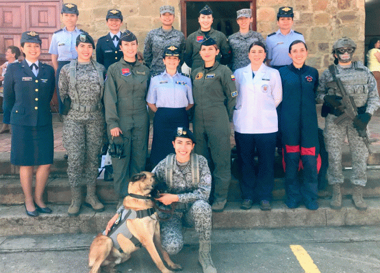 14 mujeres militares de la Fuerza Aérea, rindieron homenaje a Antonia Santos en El Socorro, Santander