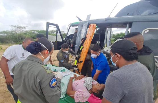 Indígenas Wayuu fueron evacuados por su Fuerza Aeroespacial Colombiana, en La Guajira