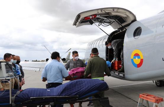 Niña de dos años de edad es trasladada por su Fuerza Aérea Colombiana desde Florencia hasta Bogotá.