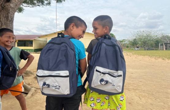 Con sonrisas niños indígenas recibieron kits escolares en Cumaribo, Vichada