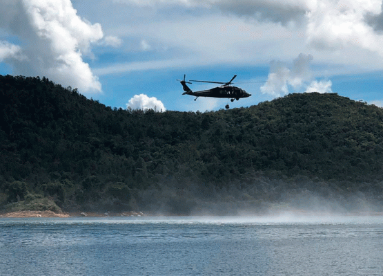 La Fuerza Aérea Colombiana durante un simulacro de eyección de un piloto en Guatapé, Antioquia