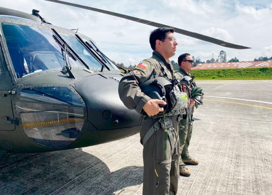 Como tripulantes del equipo UH-60 se graduaron suboficiales de la Fuerza Aérea Chilena en CACOM-5