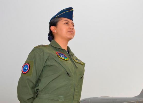La primera mujer que se convertirá en tripulante de un avión de carga de su Fuerza Aérea Colombiana
